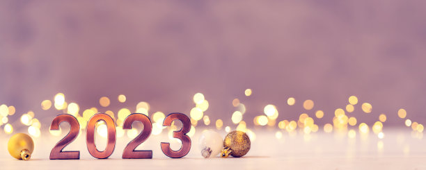 金属编号2023，桌上有散焦灯。图片下载