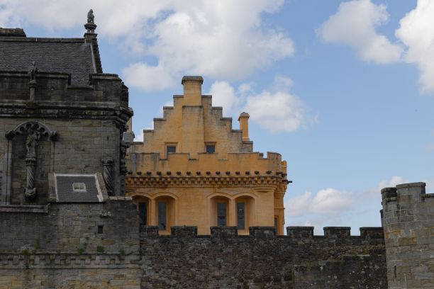 阴天里古老的石头建筑的美丽照片图片下载
