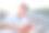 一个男孩用耳机听音乐，坐在楼梯上看着相机的快乐肖像。图片下载