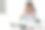 疲惫的年轻女性手拿眼镜，揉揉干涩的眼睛，疲劳的电脑笔记本电脑工作，压力大的女性头痛，视力不好，视力问题，坐在工作场所图片下载