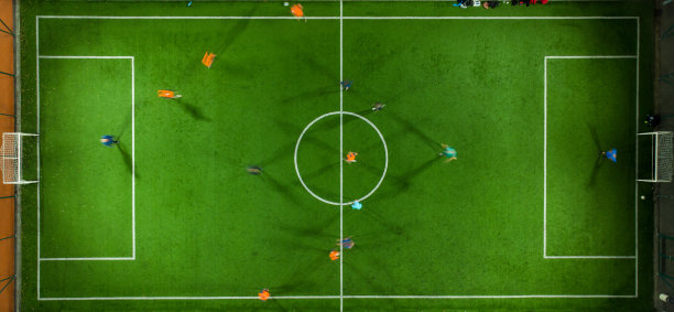 航拍的迷你足球比赛，足球。迷你足球场地和足球运动员从无人机图片下载