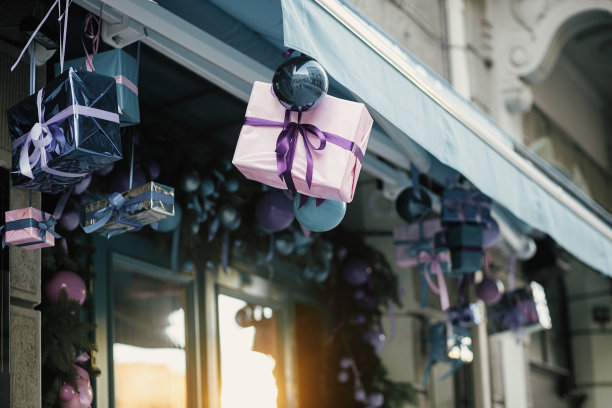 时尚的圣诞礼物紫色和蓝色的小玩意在建筑外观。城市街道上的现代圣诞装饰。在欧洲度寒假。圣诞快乐图片下载