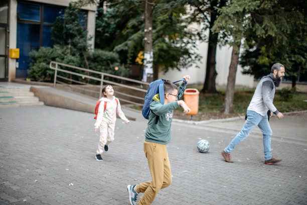 孩子们放学后快乐地玩耍图片下载