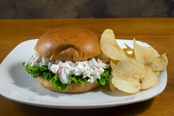 海鲜沙拉配奶油蛋卷配薯片，图片下载