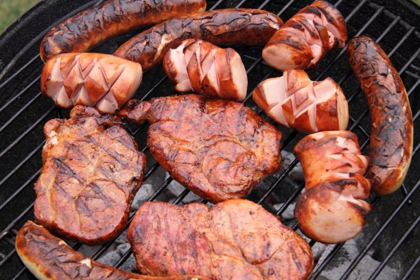 烤肉架上有肉和香肠图片下载