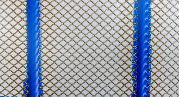 特写钢丝网与蓝色框架图片下载
