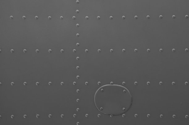 铝板和铆钉紧固。航空背景。图片下载