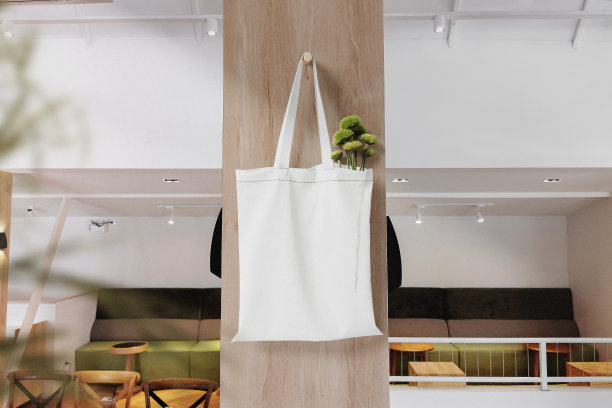 清洁最小的袋子帆布挂在木杆上的模型与行人模糊前景图片下载