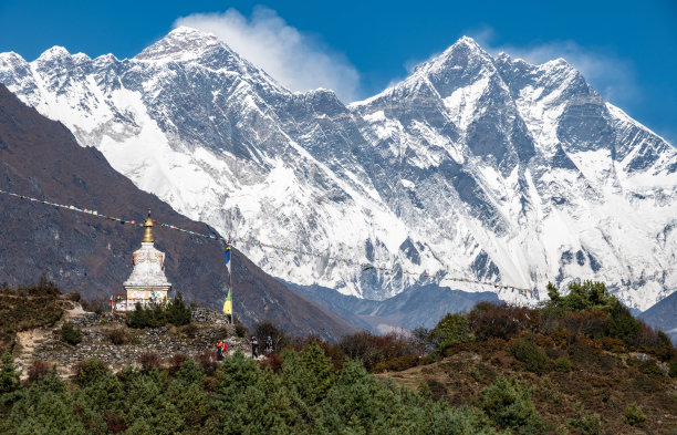 丹增诺尔盖纪念佛塔，背景是珠穆朗玛峰和洛子山的美丽景色。图片下载