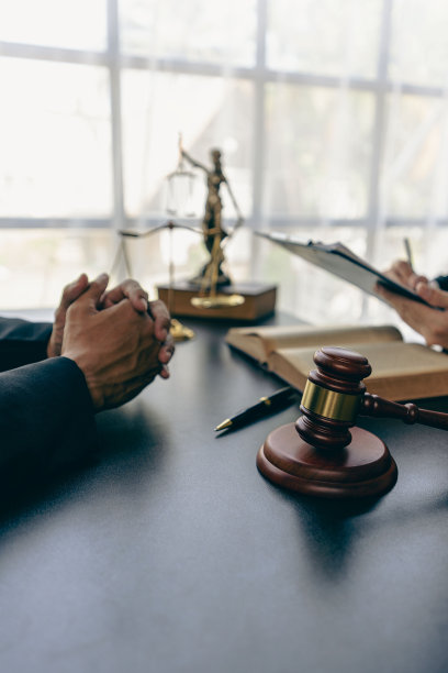 商人和律师讨论合同文件。法律条约。商务合同和法律文件，学习关于普通法庭案件的信息，把正义的天平和锤子放在它旁边。图片下载