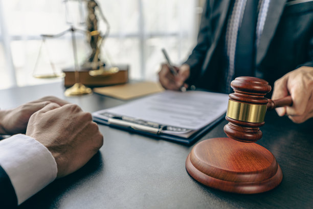 商人和律师讨论合同文件。法律条约。商务合同和法律文件，学习关于普通法庭案件的信息，把正义的天平和锤子放在它旁边。图片下载