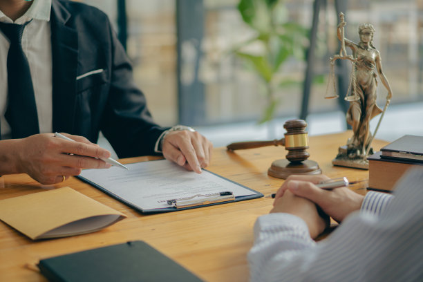 商人和律师讨论合同文件。法律条约。商务合同和法律文件，学习关于普通法庭案件的信息，把正义的天平和锤子放在它旁边。图片下载