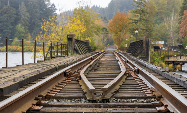 废弃的铁路和华盛顿奥林匹亚马拉松公园的桥图片下载