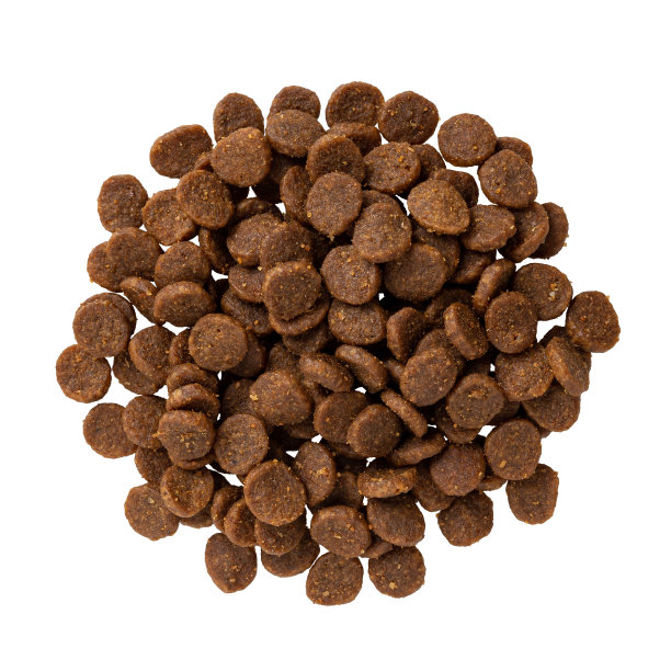 白色背景上的一堆干宠物食物。成堆的谷物无蛋白质干猫粮切。完整的家畜干粮概念。兽医饲料。图片下载