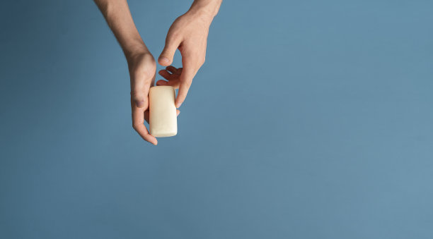 俯视图手持一块肥皂，个人卫生图片下载