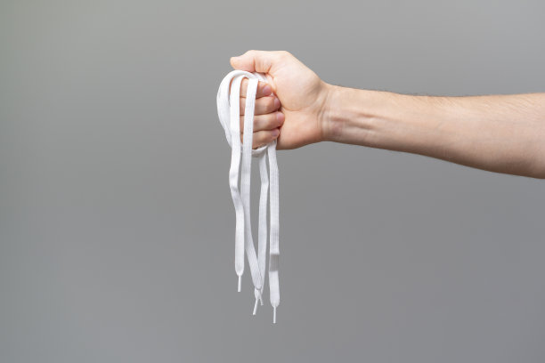 手执一双白色鞋带，新款鞋款图片下载