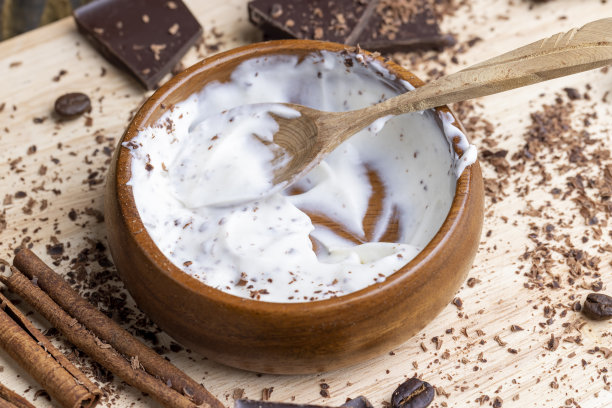 由奶油加上巧克力块和面包屑制成的酸奶图片下载