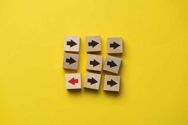 九个带箭头的木块，独特的概念，箭头变换方向图片下载