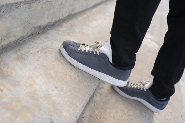 有人的脚踩在楼梯上图片下载