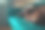 特写可爱的长毛爱尔兰塞特犬躺在沙发上睡觉在舒适的家图片下载