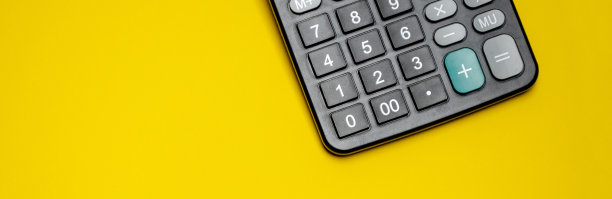 平面铺设或顶视图黑色钢笔与白色计算器在生动的黄色背景图片下载