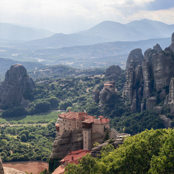圣芭芭拉rouanu修道院(Agi Varvar)的景色，夕阳下的山脉和地平线外的夏季雾霾。希腊的迈特拉，方形照片图片下载