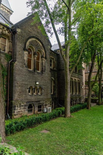 加拿大安大略省多伦多大学圣乔治校区的大学学院四边形和建筑图片下载