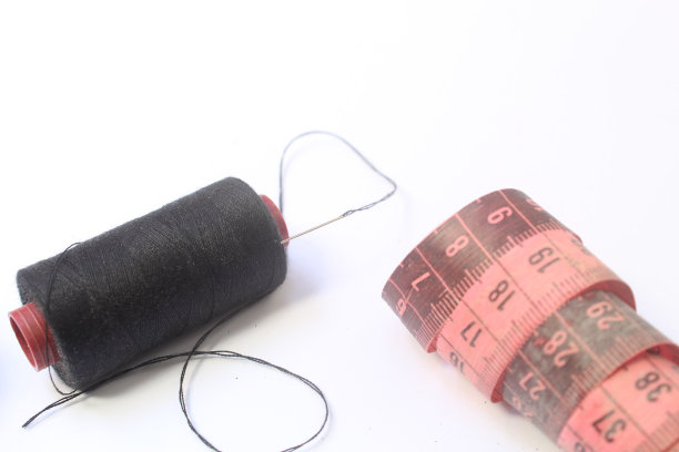 黑色的线和针和织物表图片下载