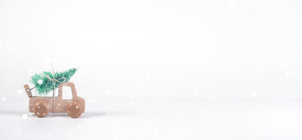 木制汽车和圣诞树。冬天的概念，新年的概念。图片下载