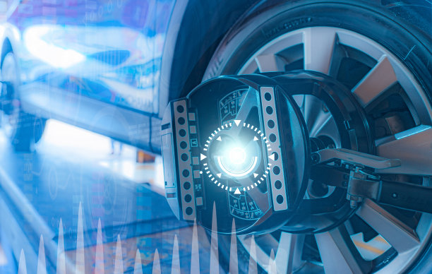 在汽车修理厂，车轮对准装置夹紧汽车车轮的轮胎。维修站车间自动对轮。汽车车轮平衡。暂停调整。车辆在车库车间内。图片下载