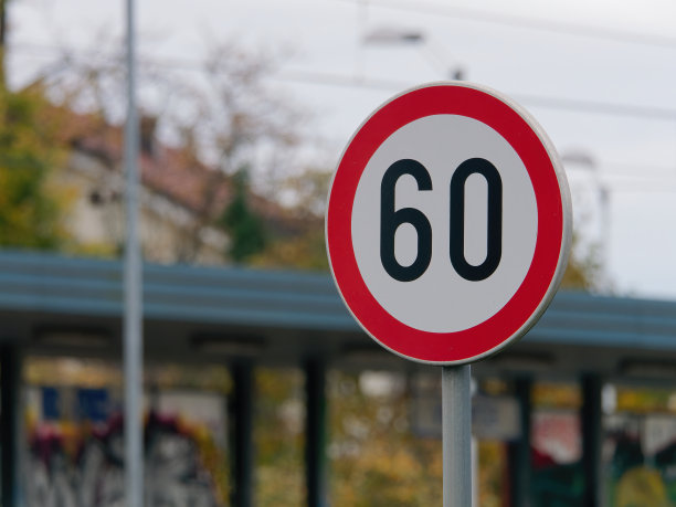 最高速度限制60号路牌的特写照片图片下载