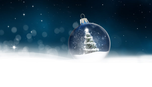 雪中的透明玻璃圣诞球图片下载