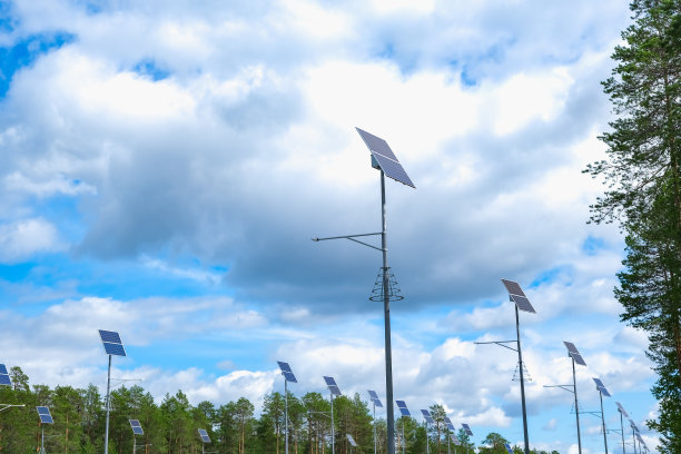 太阳能电池板灯柱。农村的可再生能源。图片下载