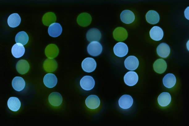 在黑色背景上的散焦散焦光图片下载