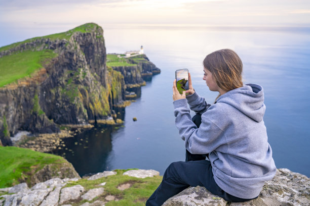 金发女孩在苏格兰高地的斯凯岛用智能手机拍照图片下载