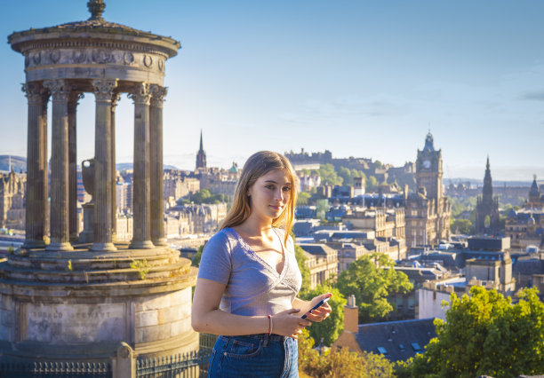 学生女孩的肖像在爱丁堡日落从卡尔顿山与英国爱丁堡的天际线图片下载
