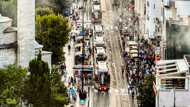 伊斯坦布尔苏丹艾哈迈德站的公共交通有轨电车鸟瞰图图片下载