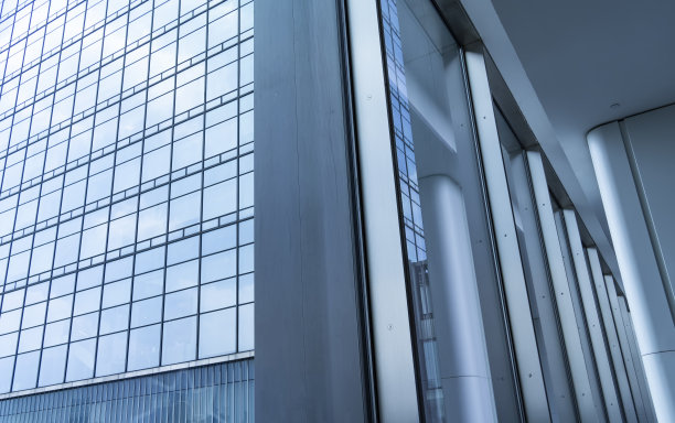 从下面看巨大的摩天大楼图片下载