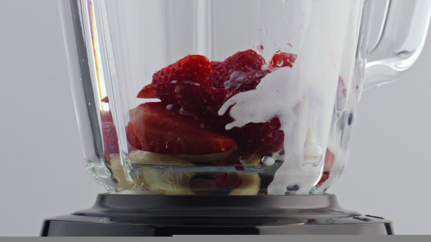 牛奶倒搅拌机水果浆果超级慢动作特写。做奶昔图片下载