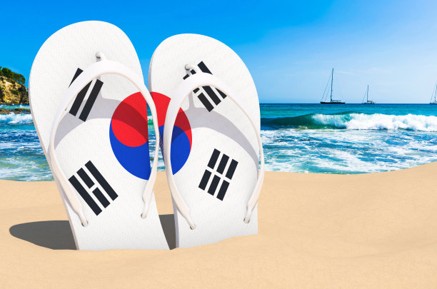 沙滩上印有韩国国旗的人字拖。韩国度假村，度假，旅游，旅游套餐概念。三维渲染图片下载