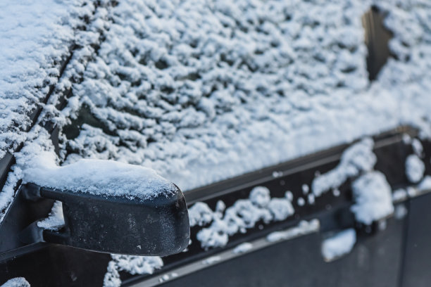 汽车被雪覆盖。冬季风暴。寒冷的天气。气候。霜图片下载