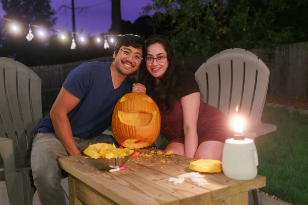 情侣雕刻南瓜-杰克灯-万圣节-看着相机图片下载