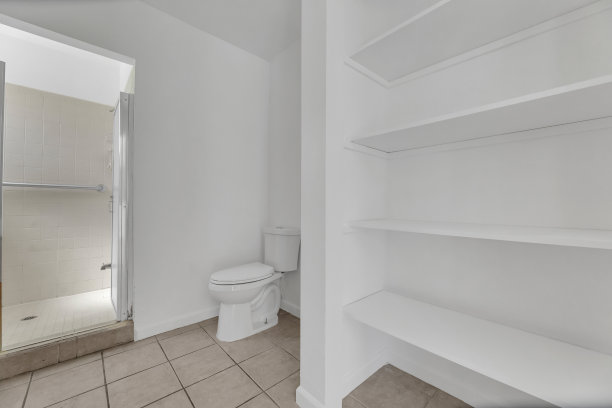 有淋浴和水槽的浴室图片下载