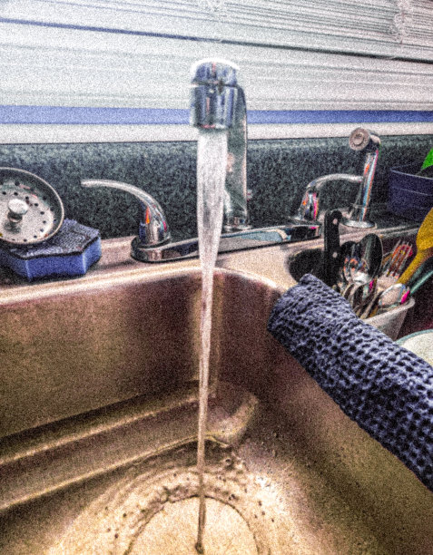 水从水龙头流入水槽图片下载