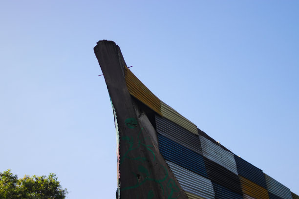 彩色的石棉建筑，清晨湛蓝的天空图片下载