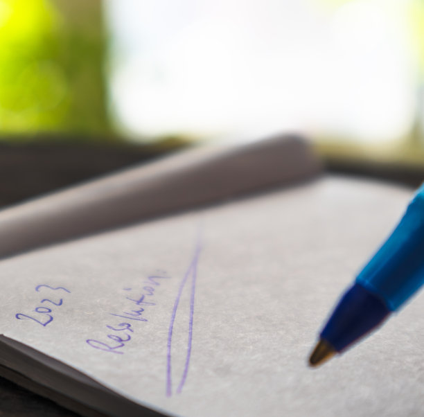 在白纸上写下新年决心图片下载