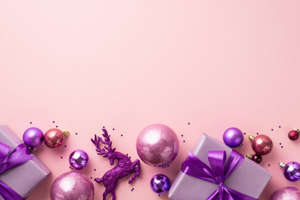 圣诞节的概念。俯视图照片丁香礼盒丝带蝴蝶结粉红色和紫色的装饰物驯鹿装饰和彩纸上孤立的淡粉色背景与空白图片下载