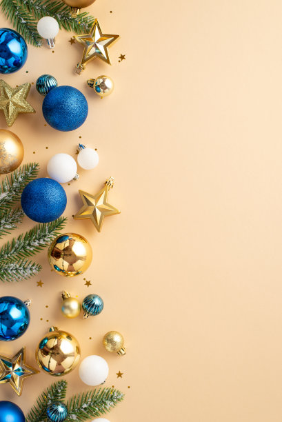 圣诞树装饰概念。顶视图垂直照片的云杉树枝在雪星饰品白色蓝色金色小饰物和发光的五彩纸屑在孤立的米色背景与copyspace图片下载