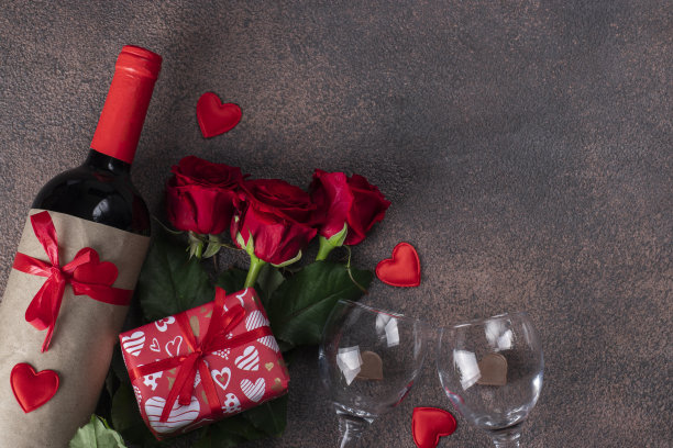 玫瑰，礼物，一瓶红酒和两个玻璃杯，一个情人节的概念，俯视图图片下载