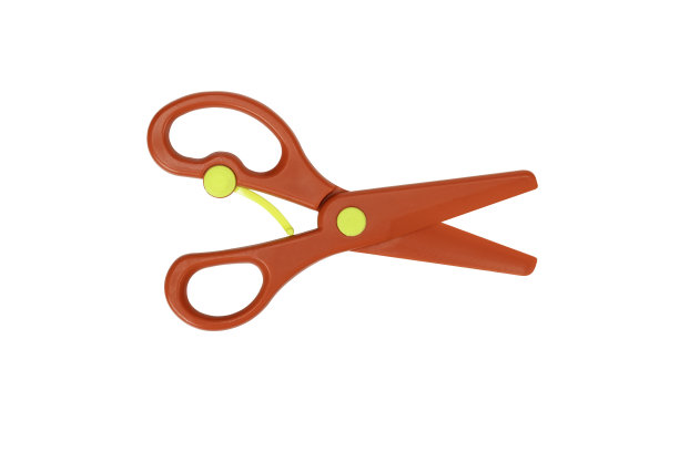 俯视图一对红色塑料开剪刀孤立在白色背景与裁剪路径。图片下载